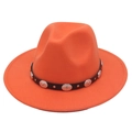 Détails d'un chapeau fedora orange vif avec ruban en cuir noir et ornements argentés - M (56-58cm) / Orange