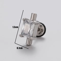 Vista macro detallada que muestra las dimensiones de 1,5 cm por 0,7 cm del pendiente de circón - Estilo Zirconia Rectangular (S64)