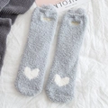 Graue Korallenvlies Socken mit weißen Herzen und goldener Meow Stickerei - Einheitsgröße / Schiefergrau