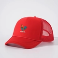 Rode mesh trucker pet met kleurrijk haanborduurwerk en decoratief koord aan de voorzijde - Rood