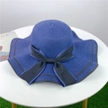 Chapeau de soleil élégant en paille bleue à larges bords avec ruban noir pour plage - M (56-58cm) / Bleu Marine
