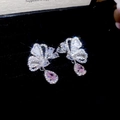Vue détaillée des boucles d'oreilles papillon en argent et gouttes roses sur velours - 57# Tige en Argent Argent Rose