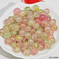 Detailansicht der 8x10mm Glasperlen mit Blumenmuster und Goldfolie für DIY-Schmuck - Klar mit Pink-Grünen Blumen