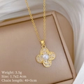 Detailansicht der goldenen Kleeblatt-Perlenkette mit Zirkonia und Produktabmessungen - H404 Halskette Titan Stahl Kette Kupfer Mikro-Pave Anhänger