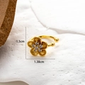Ear cuff a fiore dorato con pietre bianche su sfondo di pietra testurizzata - Stile Fiore a Cinque Petali con Zirconi (2#)
