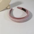 Dettaglio del cerchietto in velluto rosa che mostra la consistenza morbida del tessuto - Rosa Chiaro