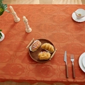 Nahaufnahme der orangeroten Jacquard-Tischdecke mit Retro-Blumenmuster und dicker Textur - 132*132cm / Orangerot