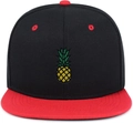 Dettaglio del ricamo a forma di ananas su un cappello hip-hop nero e rosso - Regolabile / Nero + Rosso