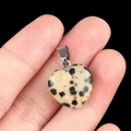 Pendentif coeur en pierre naturelle beige tâchetée 16mm avec bélière métallique - Jaspe dalmatien