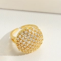 Dettaglio ravvicinato di un anello aperto dorato con cristalli di zirconia cubica - Stile Zirconia Bianca Rotonda (JZ0477白锆款)