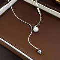 Collana a catena serpente stile francese con perla e pendente a sfera in metallo su vassoio - Stile Argento Spezzato Triangolare