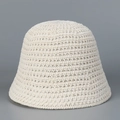 Detail van een crèmekleurige gehaakte vissershoed met ademende mesh-structuur en design - M (56-58cm) / Wit