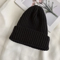 Gorro clásico de punto acanalado negro con dobladillo ancho sobre fondo de lino - Talla Única (Elástica) / Negro