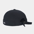 Gorro docker negro con bordado de pez blanco y correa de ajuste metálica trasera - Pececito-Negro