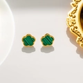 Boucles d'oreilles trèfle dorées avec pierre de malachite verte sur fond blanc - Boucles d'Oreilles Nacre Verte Or
