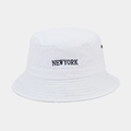 Détail de la broderie NEWYORK et de l'œillet sur un chapeau bob en coton blanc lavé - M (56-58cm) / Blanc