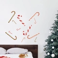 Kerst zuurstok muurstickers die een slaapkamermuur versieren naast een feestelijke boom - Rood/Groen/Wit