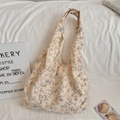 Gros plan du sac en toile fleurie présentant une texture ajourée et un imprimé floral pastel - Floral Bleu