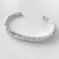 Bracciale rigido aperto in acciaio inossidabile argento con finitura martellata unica - Bracciale a Polsino Martellato (A1141) / Argento