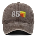 Detalle de gorra de béisbol retro de algodón lavado con bordado 85 y patrón geométrico - Café 85 (40 Años)