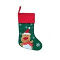 Detalle de calcetín navideño de fieltro verde con reno bordado y copos de nieve rojos - Estilo Reno con Gorro Rojo