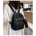 Vue détaillée du sac à dos décontracté en nylon noir avec poche matelassée et petite pochette. - Noir
