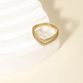 Dettaglio macro dell'anello a doppia V in oro con incastonatura di cristalli lucidi - US 8 / Doppio Strato Forma V Zirconia / Oro