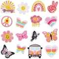Dettaglio di toppe ricamate retrò hippie con arcobaleno, farfalla e motivi di furgone - Set di 16