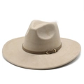 Dettaglio di cappello in camoscio beige con fascia in pelle marrone e fibbia dorata - M(56-59CM) / Cammello Chiaro