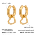 Makro-Detail wasserdichter goldener Herzohrringe aus Edelstahl mit Größenangaben - Goldener Stil(YYE025393-G)