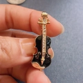 Elegante spilla a violino in oro con smalto nero e accenti di strass scintillanti - Violino Nero