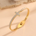 Detalle macro de un brazalete de cruz chapado en oro 18K con circonitas y nácar - Estilo de Cruz con Circona y Concha Blanca Dorada (G421)