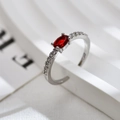 Detailansicht Silberring mit ovalem rotem Edelstein und seitlichem Zirkonia-Besatz - Einstellbar Offen / Silberfarben Rote Zirkonia Ring