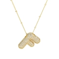 Gros plan du pendentif lettre G doré serti de zircons cubiques sur chaîne à perles - Lettre F (Pendentif + Chaîne à billes)