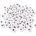 Dettaglio macro di perline acriliche bianche a forma di fiore con lettere minuscole nere DIY - 50 Pezzi/Confezione / Bianco con Lettere Nere