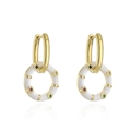 Detalle de pendientes en oro de 18K con aros de esmalte blanco y gemas coloridas - Blanco