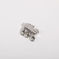 Dettaglio della chiusura magnetica d'argento a 3 fili per collane con moschettoni inclusi - Chiusura argentata a 3 file