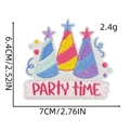Détail de l'écusson brodé Party Time coloré avec dimensions 6.4x7cm sur fond blanc pur - Patch de Fête 7# (Badge Party Time)