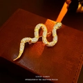 Spilla a forma di serpente placcata in oro con zirconi bianchi su scatola in pelle - Stile Serpente in Zircone Placcato in Oro Vero (12#)