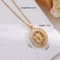 Collier doré avec pendentif Marie ovale et zircons colorés sur fond de pierre blanche - Vierge Marie 035
