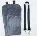 Vue détaillée de la housse de coussin de voyage en peluche grise avec sangle en nylon et crochet - 96*18cm / Gris clair