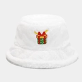 Dettaglio cappello alla pescatora in peluche bianco con ricamo di un regalo di Natale - M / Bianco con motivo scatola regalo
