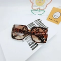 Gafas de sol cuadradas de leopardo chic con lentes degradadas marrón en libro - Estampado de leopardo