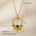 Detailgegevens van gouden klaverketting met groene steen en zirkonia hanger - Bloemenhanger