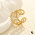 Détail d'une bague dorée double couche avec cœur en émail blanc et zircons brillants - Coeur Blanc
