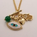 Collier doré avec pendentifs œil bleu, main de Hamsa, cœur d'amour et perle verte - Doré