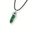 Détail du pendentif en malachite hexagonale avec fermoir argenté et cordon noir élégant - Malachite