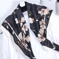 Elegante foulard quadrato in seta da 90cm con stampe di prugne su camicia bianca - Nero