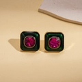 Vista macro de pendientes cuadrados vintage con esmalte verde y gema central de rubí - Pendientes de Botón Cuadrados Verdes Vintage