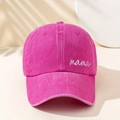 Dettaglio del berretto da baseball rosa rosso slavato con ricamo mama bianco - Taglia unica / Rosa Rossa